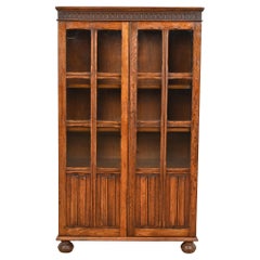 Ancienne armoire bibliothèque à façade vitrée en Oak Oak Tudor sculpté, vers 1920