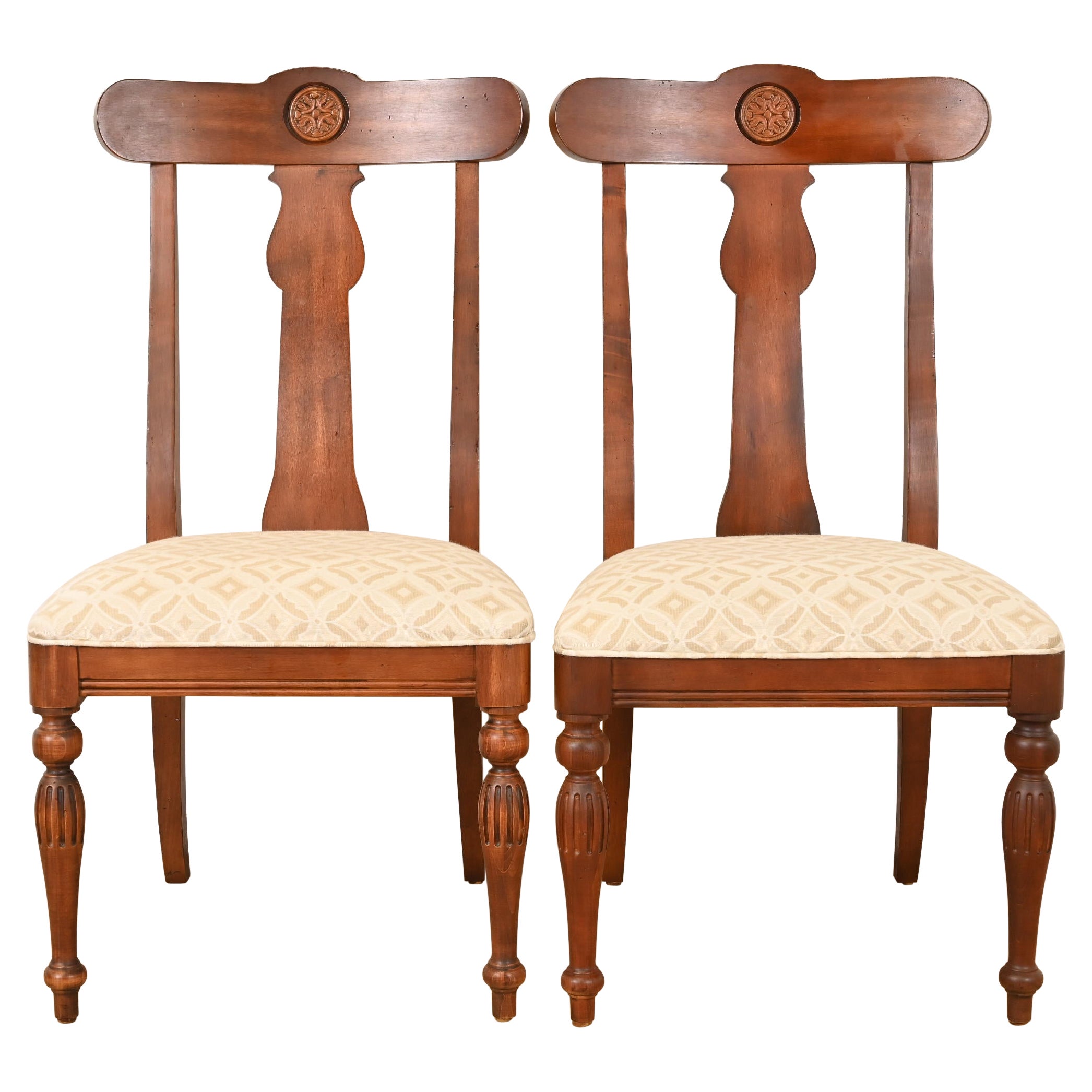 Paire de chaises de salle à manger en merisier massif British Colonial