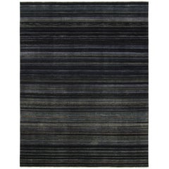 Rug & Kilim: Tappeto moderno a righe e strisce grigie, blu e nere.