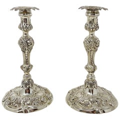 Coppia di antichi candelabri inglesi in argento sterling con marchio, circa 1890