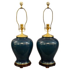 Paire de lampes de table à jarre en porcelaine chinoise du milieu du 20e siècle