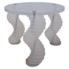 Skulpturaler Lucit-Beistelltisch aus der Jahrhundertmitte mit spiralförmigen Lucitbeinen, 1970er Jahre
