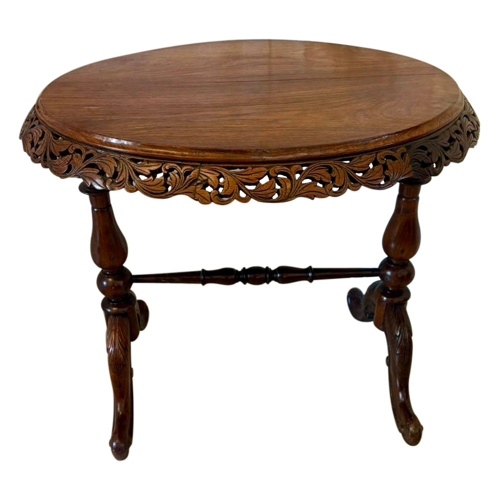 Table de lampe ovale en bois de padouk de qualité victorienne inhabituelle en vente