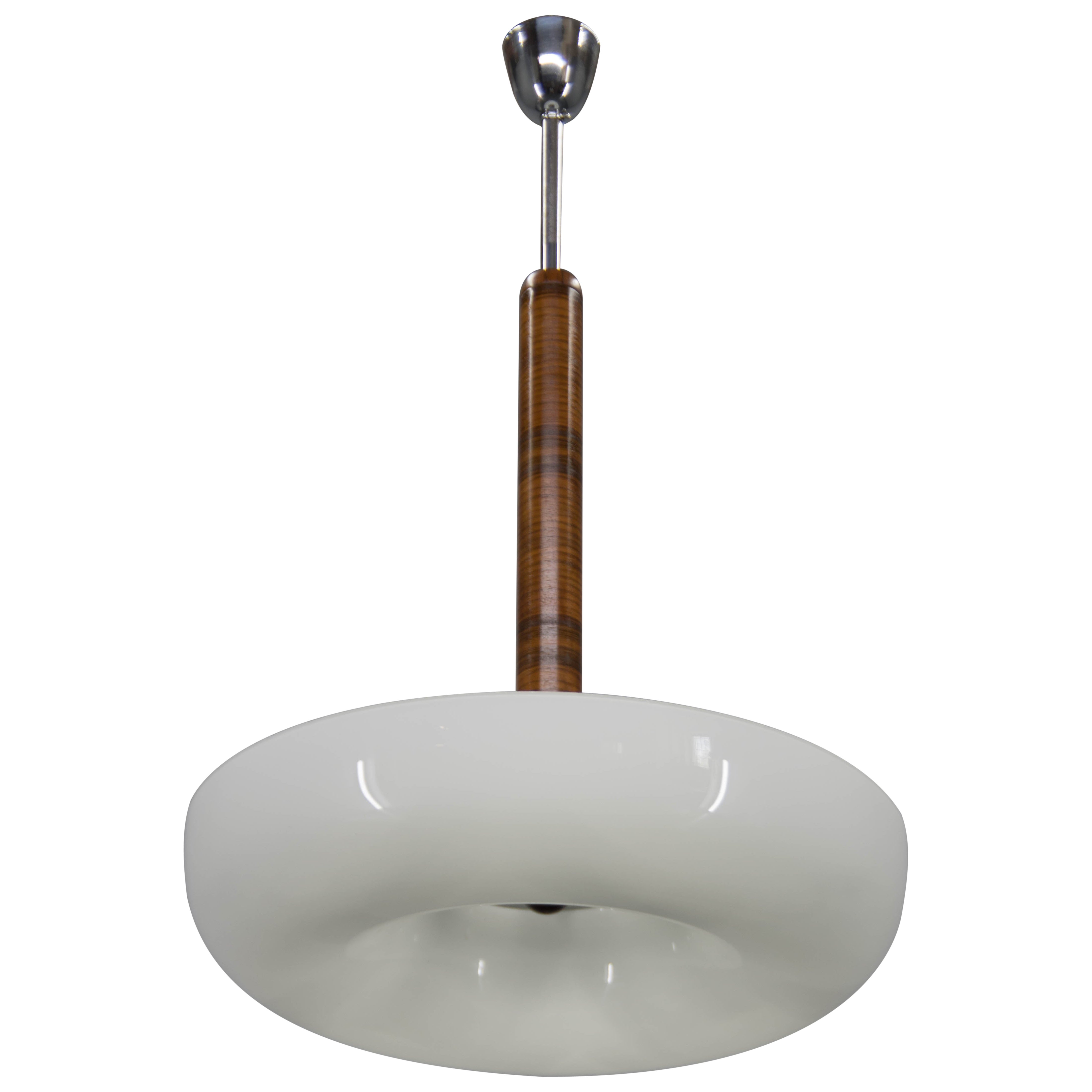 Raro lampadario funzionalista realizzato da Up & Up Zavody nel 1930