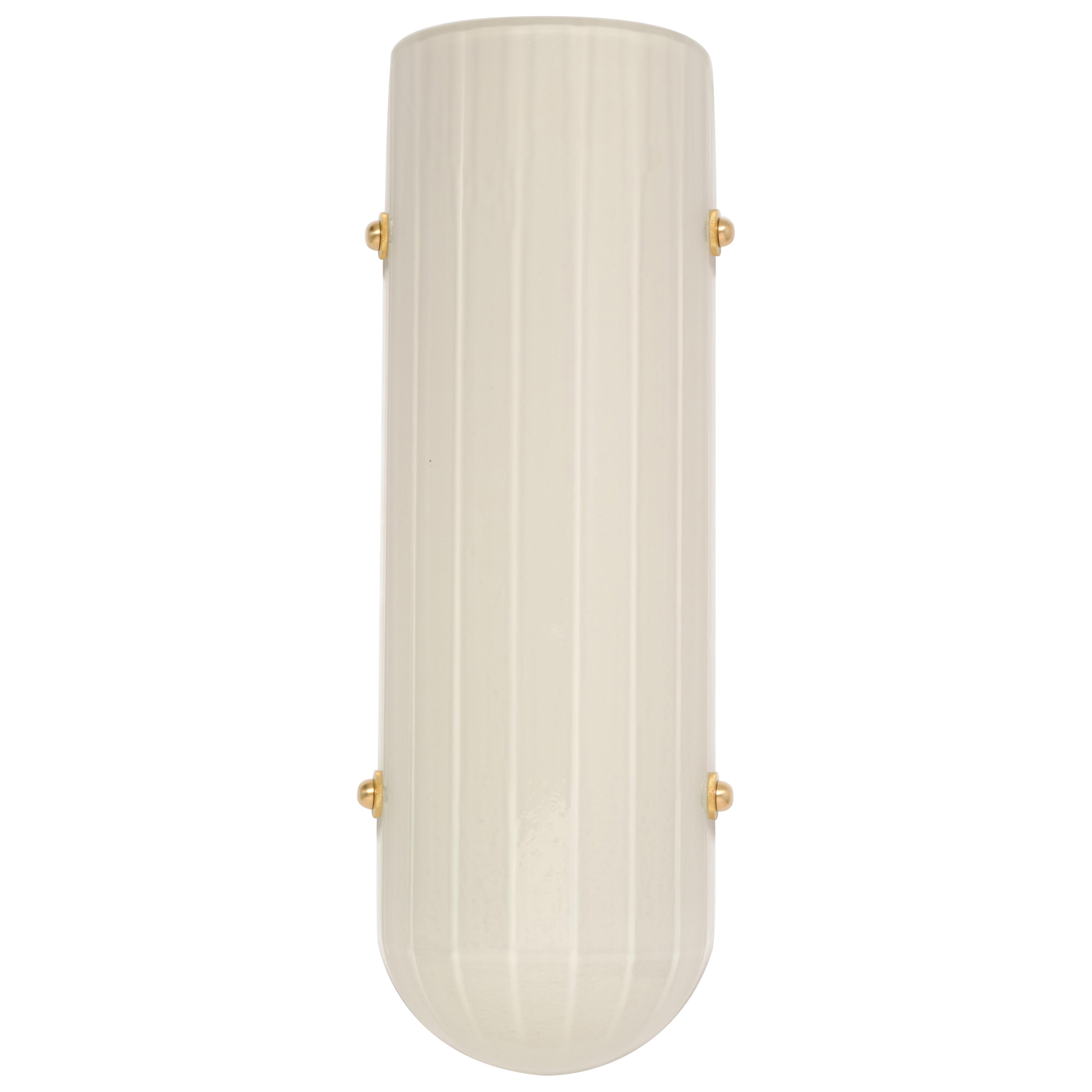 Sconce Selene in ottone spazzolato e vetro lucido al quarzo di Bianco Light & Space