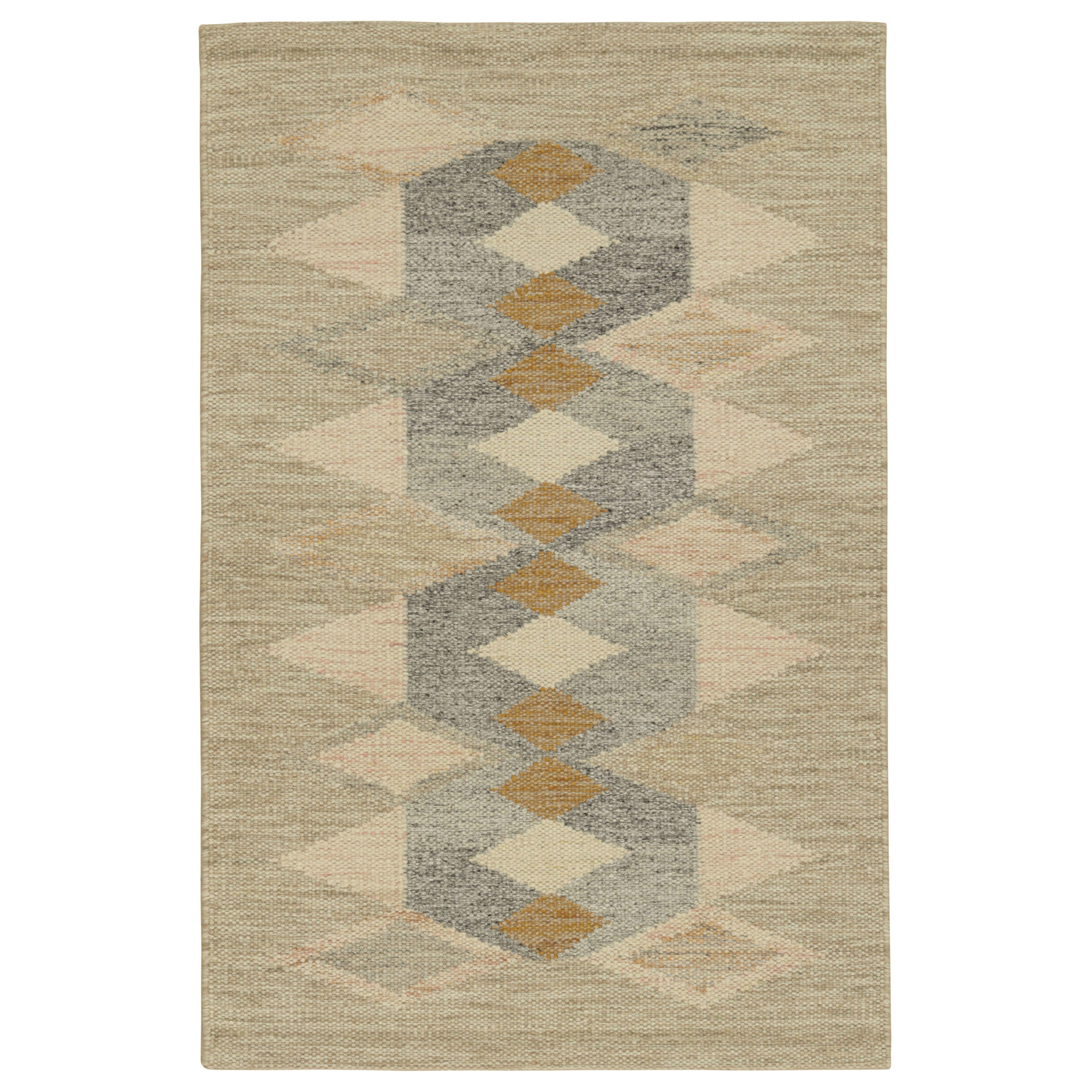 Tapis de style scandinave beige et gris à motifs géométriques de Rug & Kilim