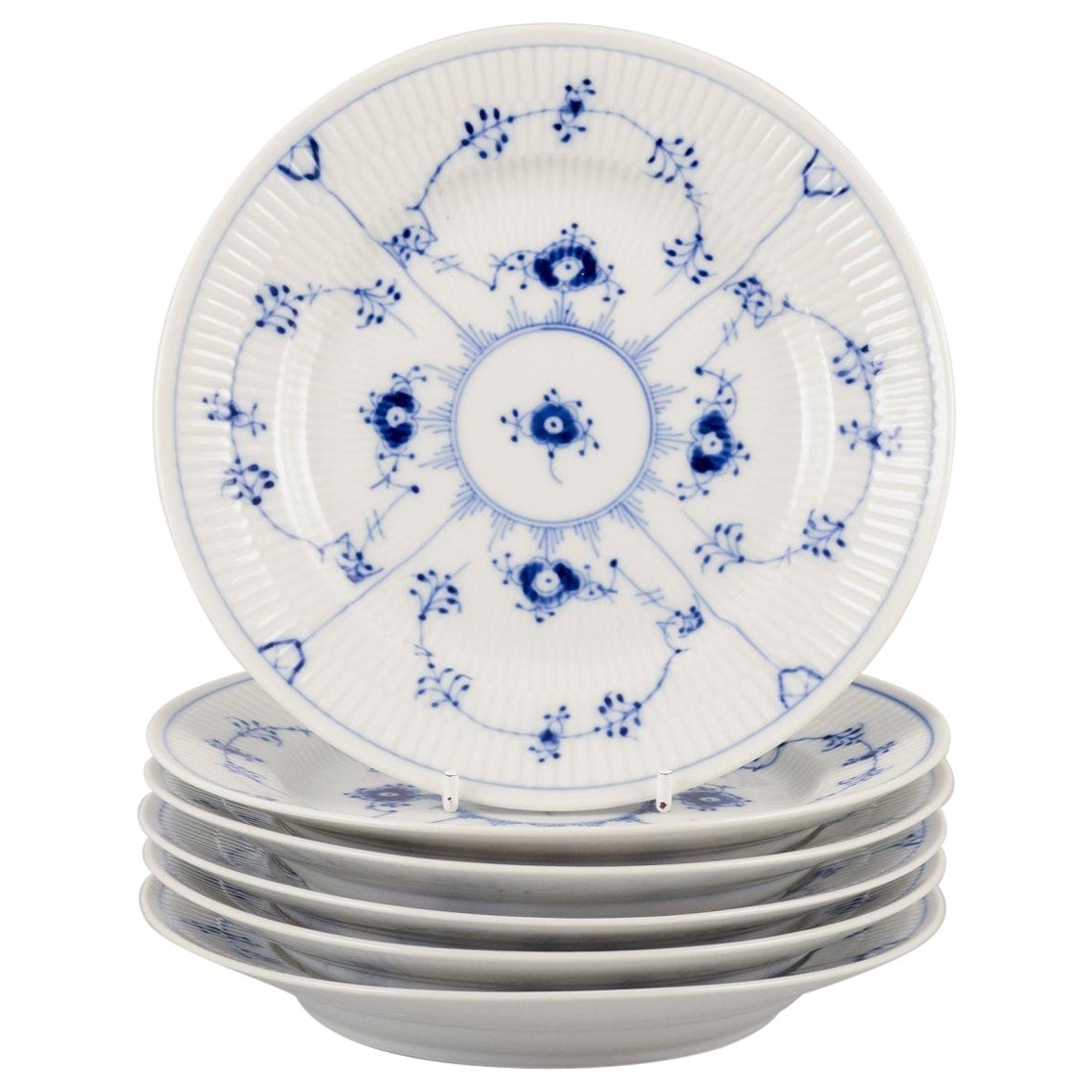 Royal Copenhagen Blue Fluted Plain. Ensemble de six petites assiettes à déjeuner en porcelaine.