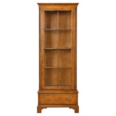 Baker Furniture Librería Georgiana de Cerezo Tallado y Madera de Burl Iluminada