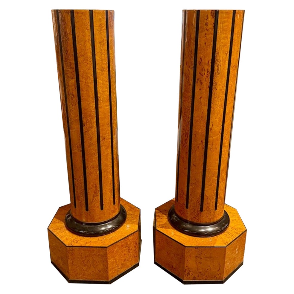 Paire de piédestaux russes anciens en bois de bouleau de style néo-classique en vente
