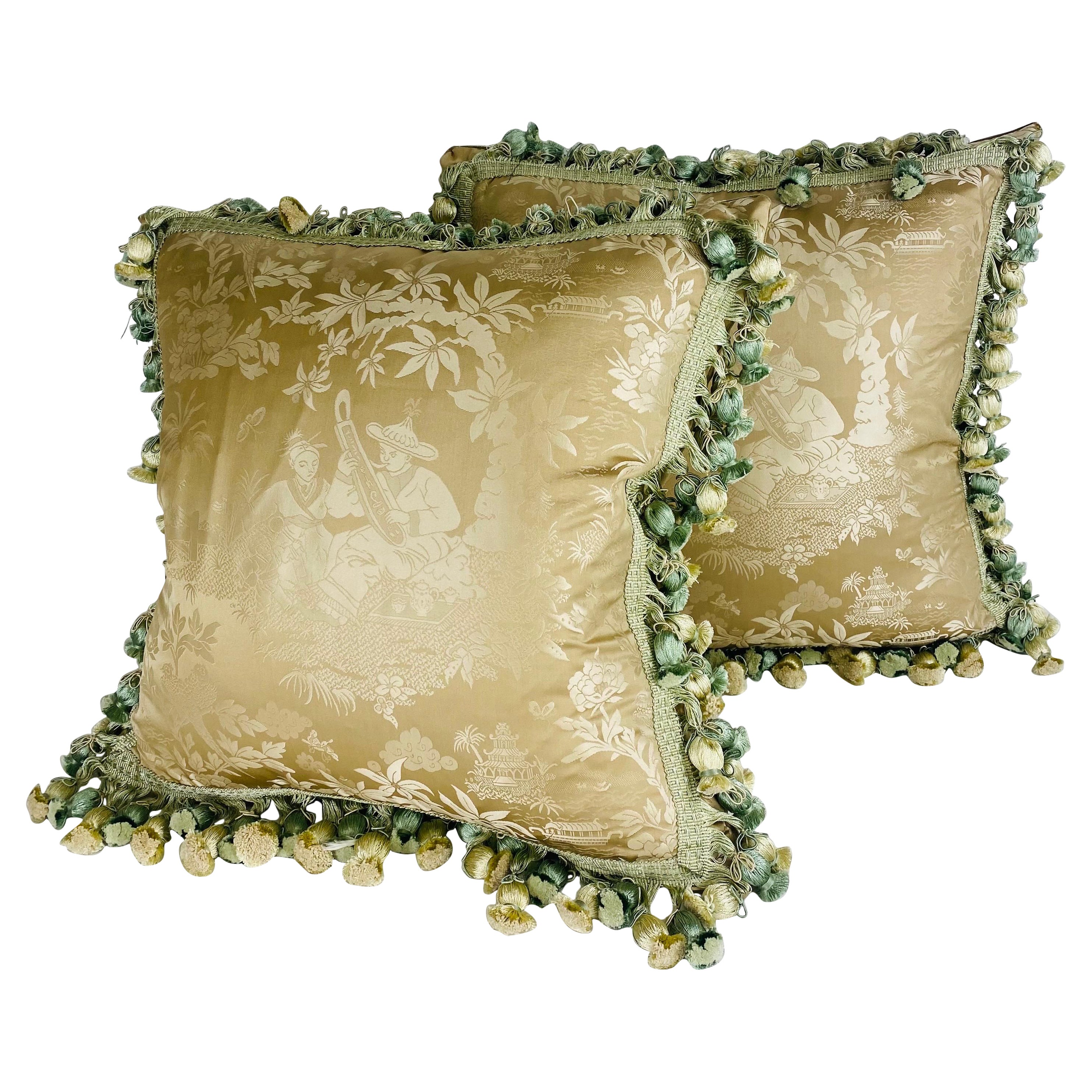 Almohadas de seda con borlas de Scalamandré chinoiserie/un par en venta
