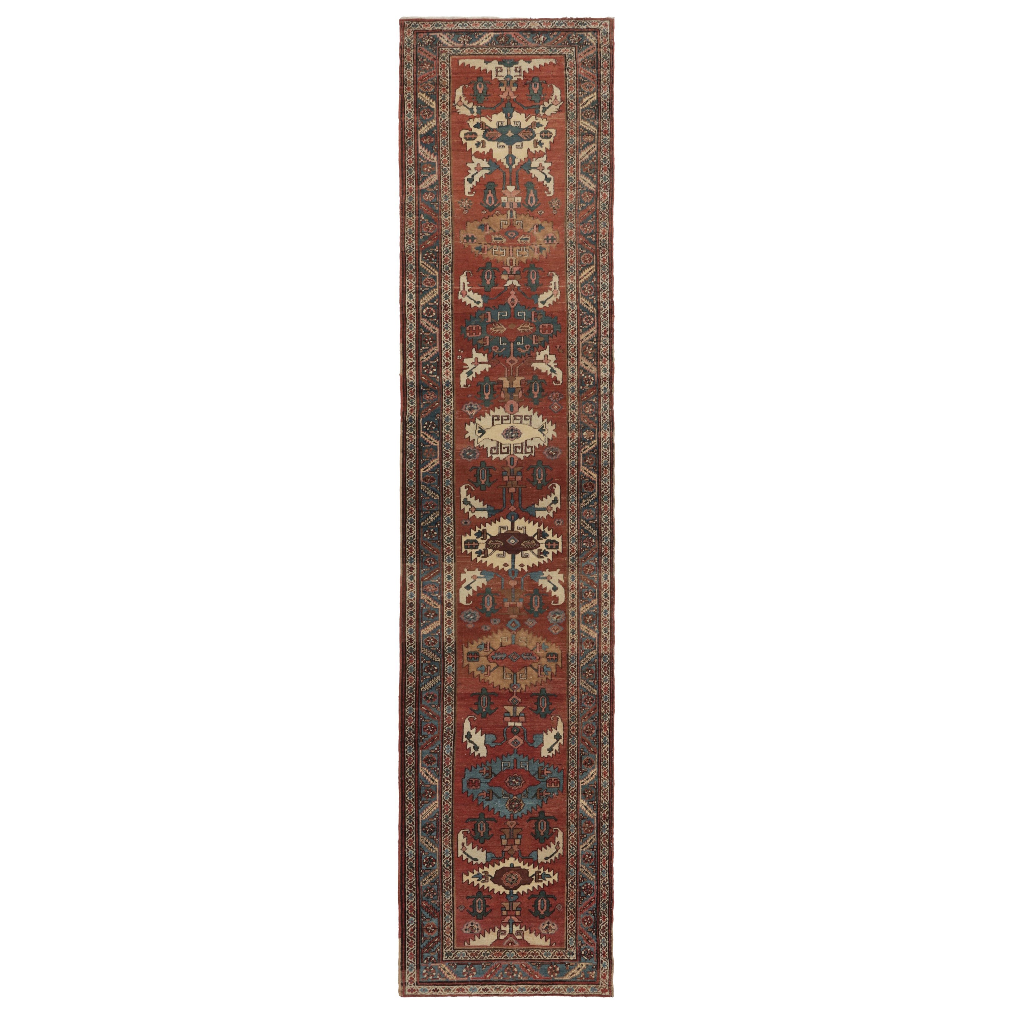 Ancien tapis de course persan Serapi en rouge avec médaillons géométriques - Rug & Kilim en vente