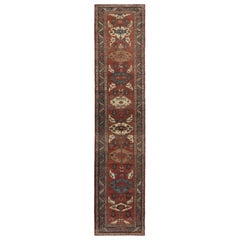 Ancien tapis de course persan Serapi en rouge avec médaillons géométriques - Rug & Kilim
