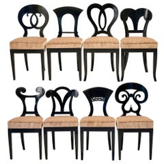 Eclectica, set di 8 sedie da pranzo Biedermeier ebanizzate, ognuna in uno stile diverso