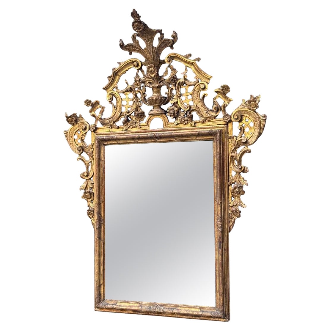 Miroir vénitien en bois sculpté et doré, vers 1880 en vente