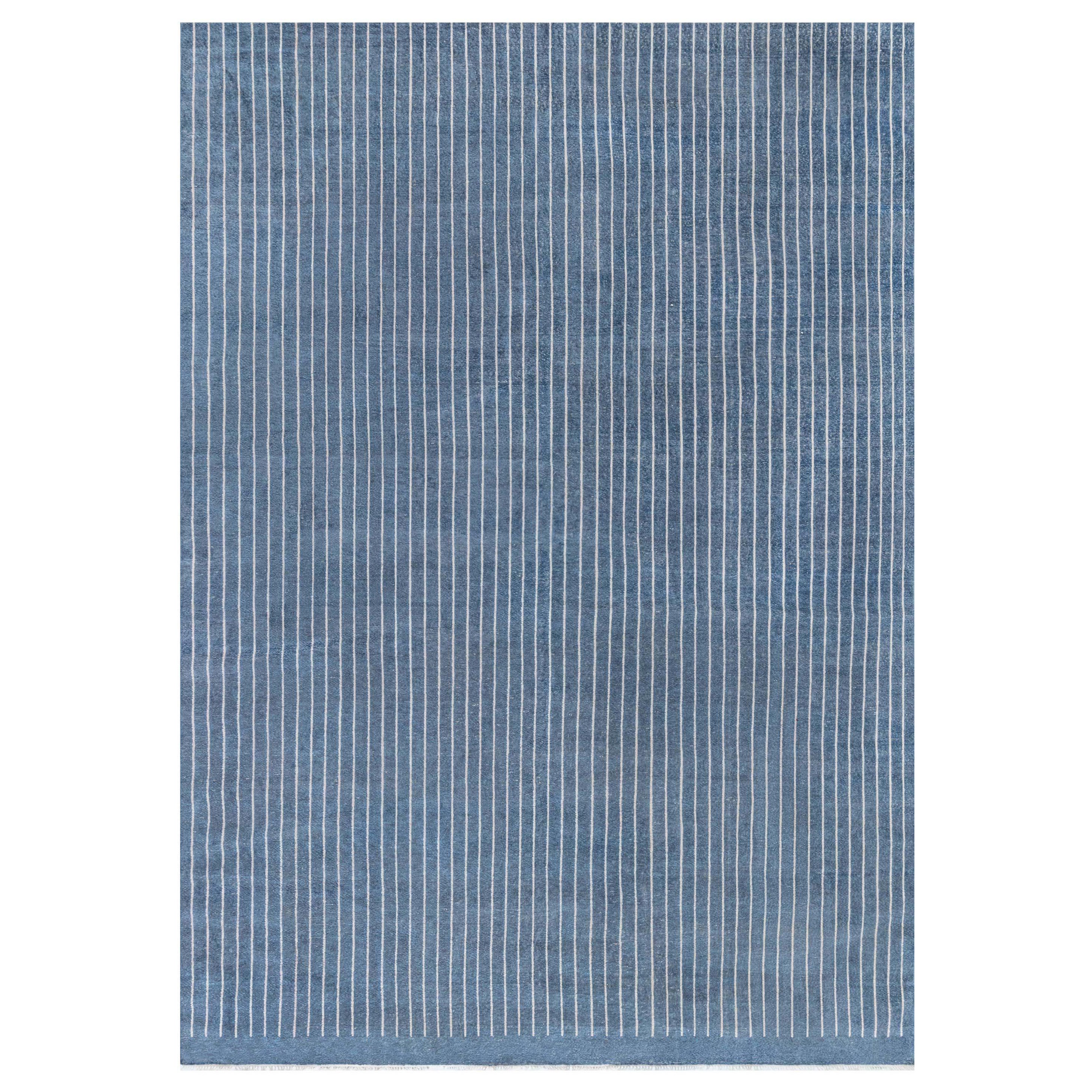 Tappeto contemporaneo a righe bianche e blu fatto a mano da Doris White Blau