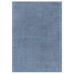 Tappeto contemporaneo a righe bianche e blu fatto a mano da Doris White Blau