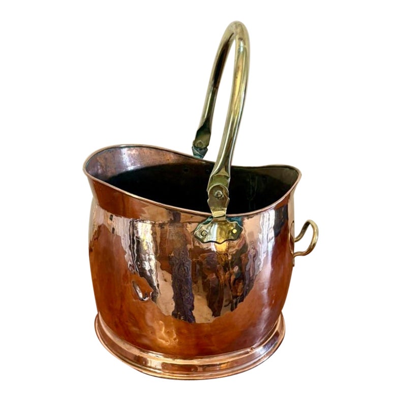 Antico scuttle per carbone a forma di casco in rame e ottone di qualità edoardiana in vendita