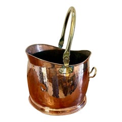 Antico scuttle per carbone a forma di casco in rame e ottone di qualità edoardiana