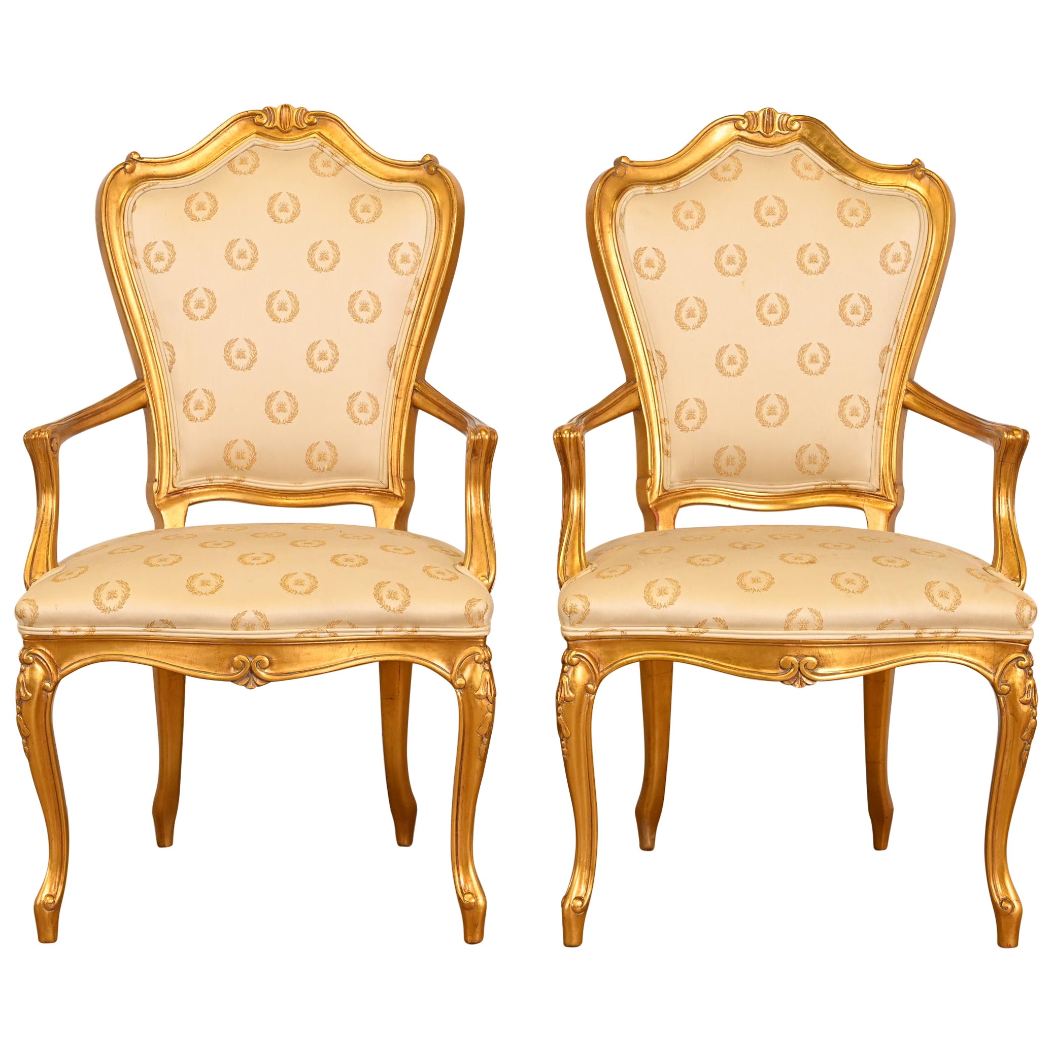 Karges Französisch Provincial Louis XV geschnitzt Nussbaum und Gold vergoldet Sessel im Angebot