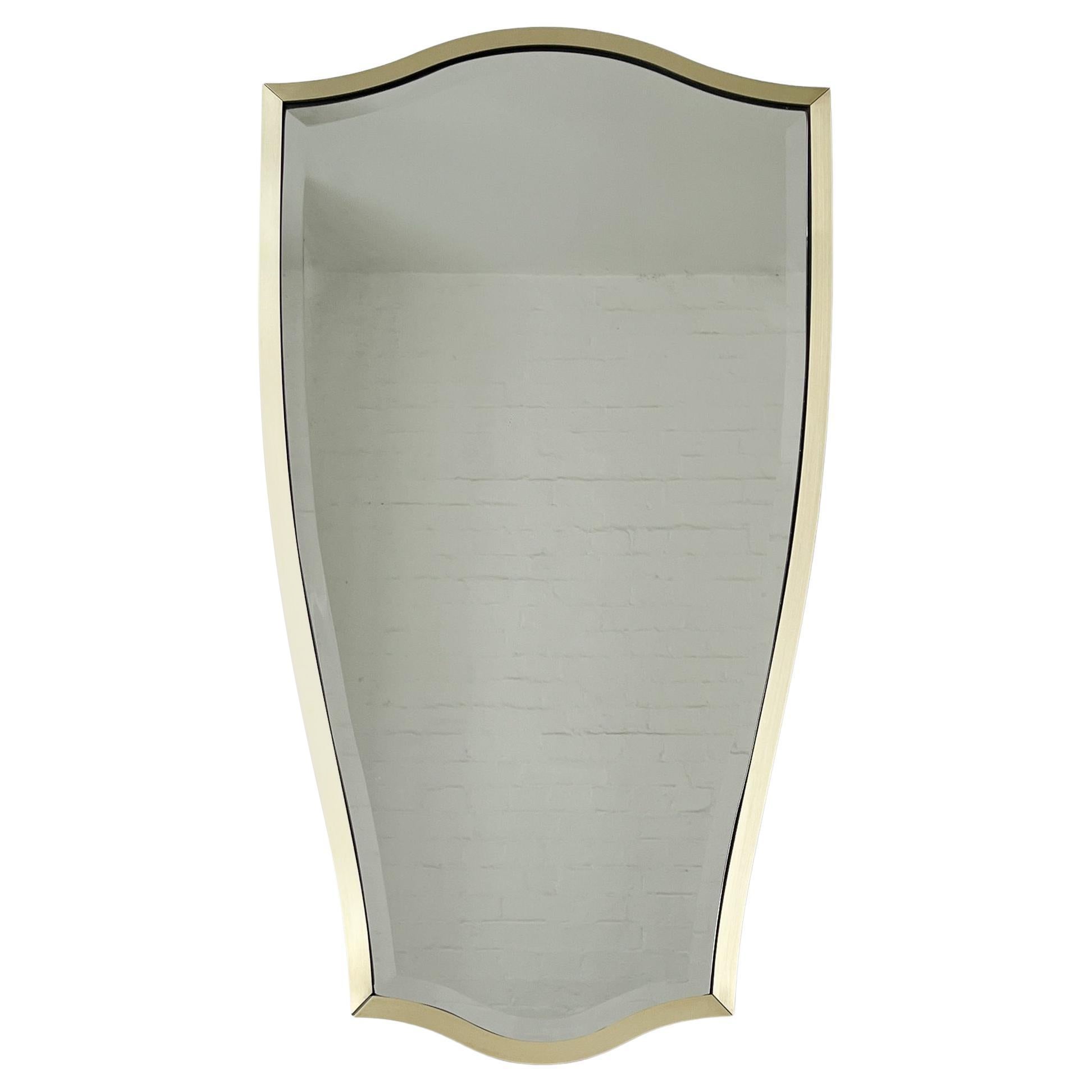 Specchio d'epoca a forma libera N.7 con smusso e cornice in ottone in vendita