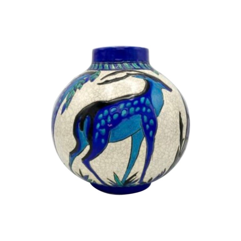 Vaso Art Déco con quattro vedute di cervi blu su fondo bianco screziato in vendita