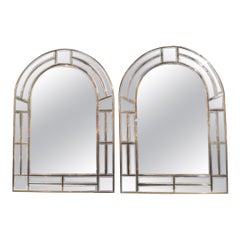 Paire de miroirs en laiton à plateau arqué de style moderne du milieu du siècle dernier