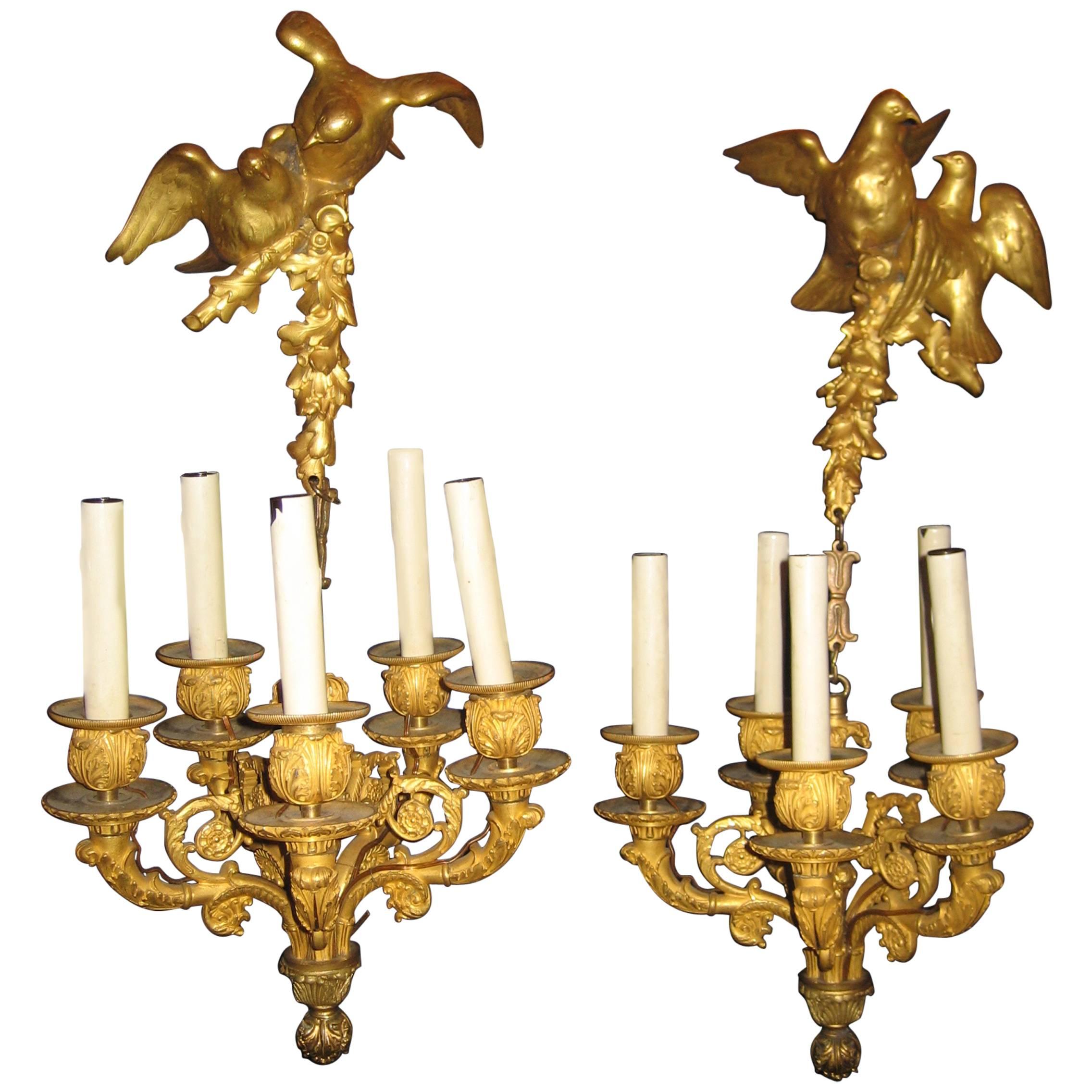 Paar prächtige antike französische Kronleuchter aus vergoldeter Bronze im Louis-XVI.-Stil im Angebot