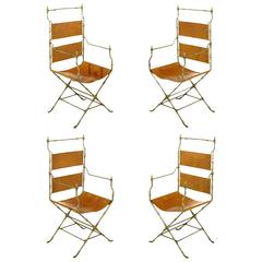 Quatre chaises à bandoulière en cuir et fer forgé à la main à base en forme de X