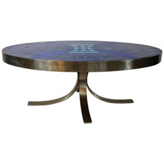 Table basse ou de cocktail ovale du milieu du siècle avec cadre en acier et carreaux bleus Guy Trvoux