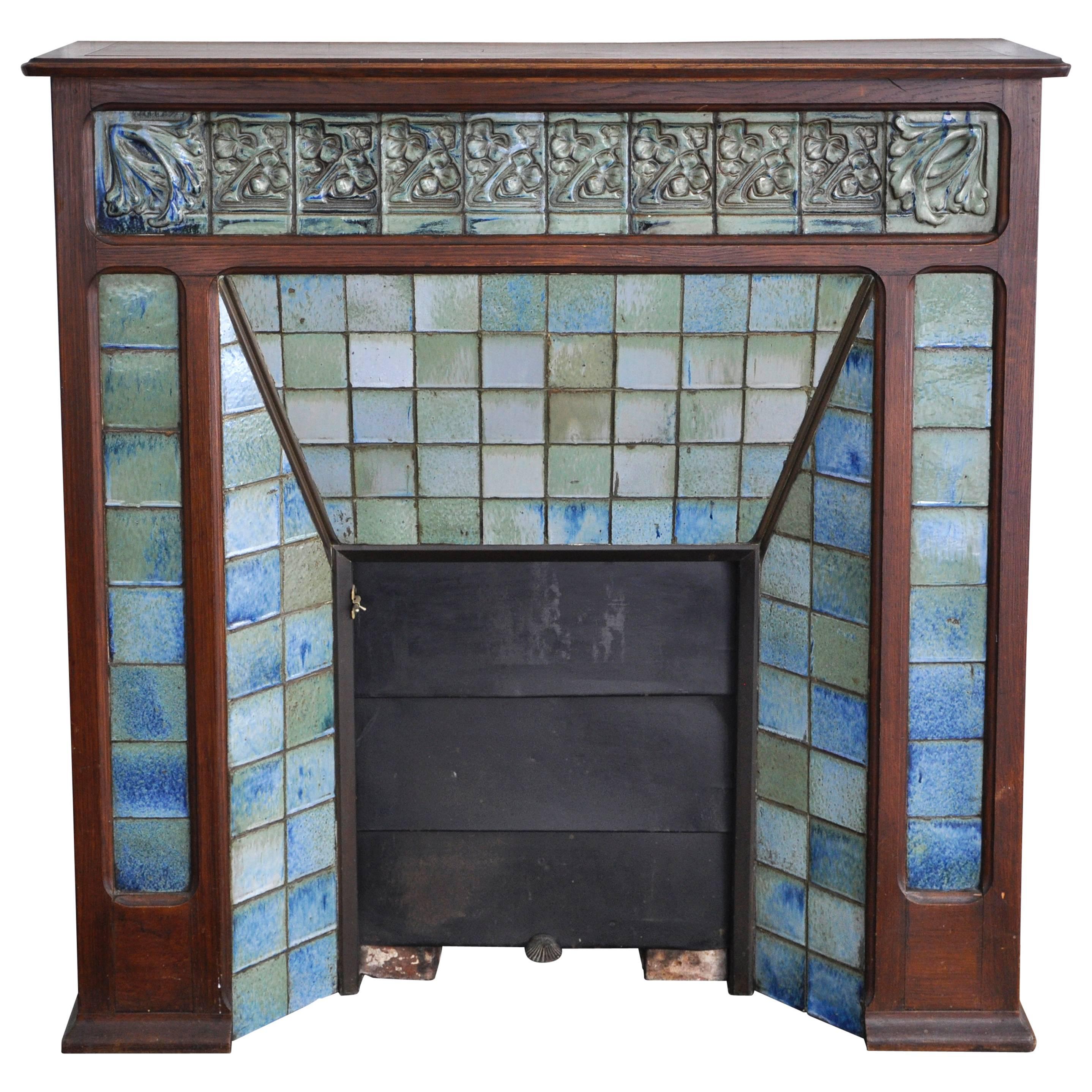 Cheminée Art Nouveau attribuée à Gentil & Bourdet Manufacture en chêne et céramique
