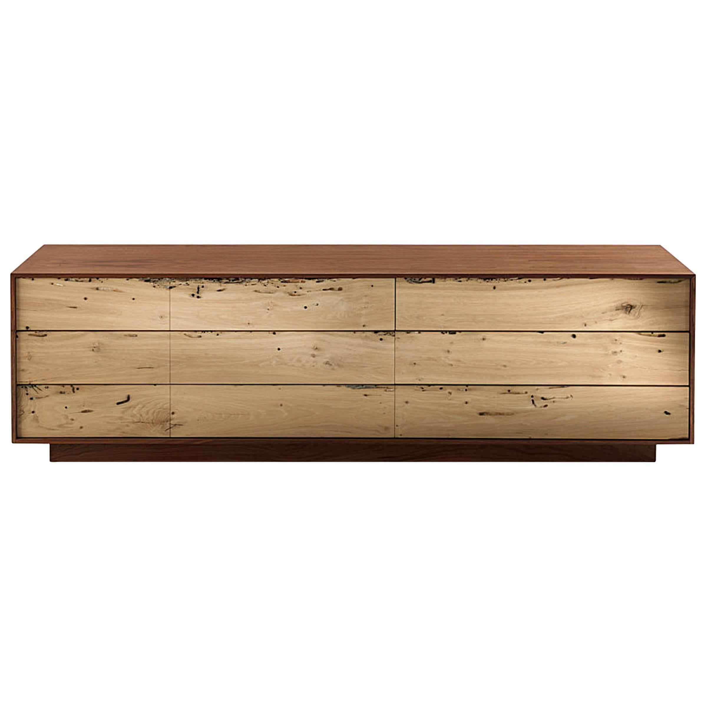 Sideboard aus Roheiche mit Rahmen aus Nussbaumholz