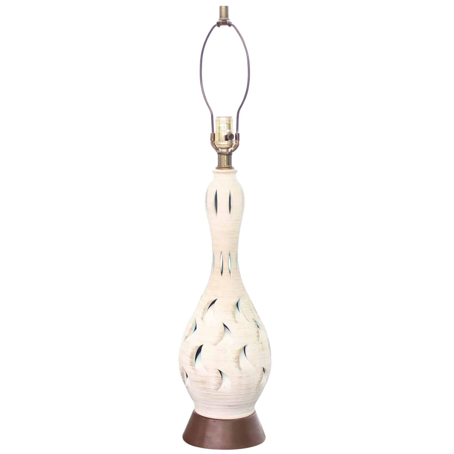 Lampe de bureau en forme de vase en poterie d'art sur base en noyer