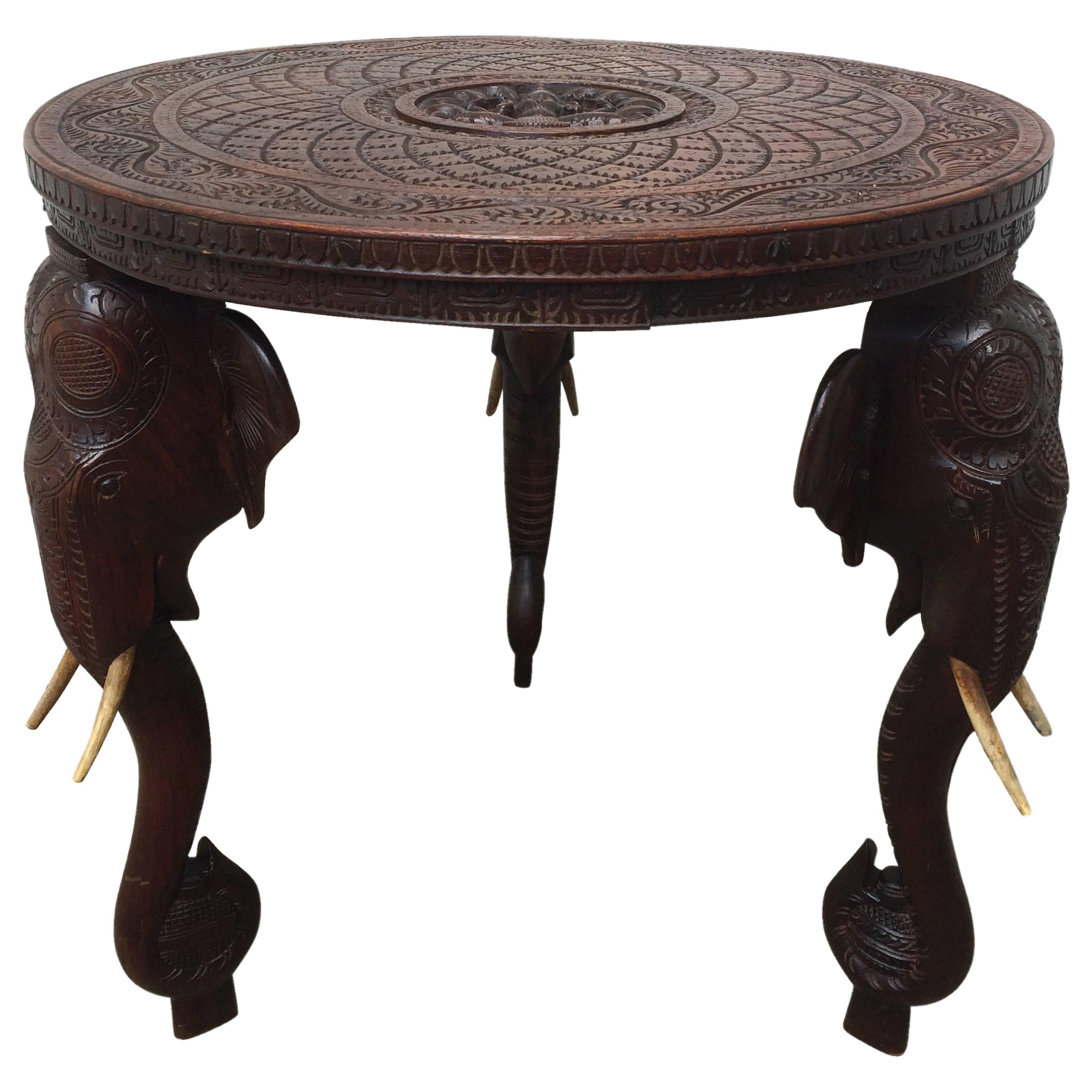 Table d'appoint anglo-indienne en bois de rose avec pieds à tête d'éléphant