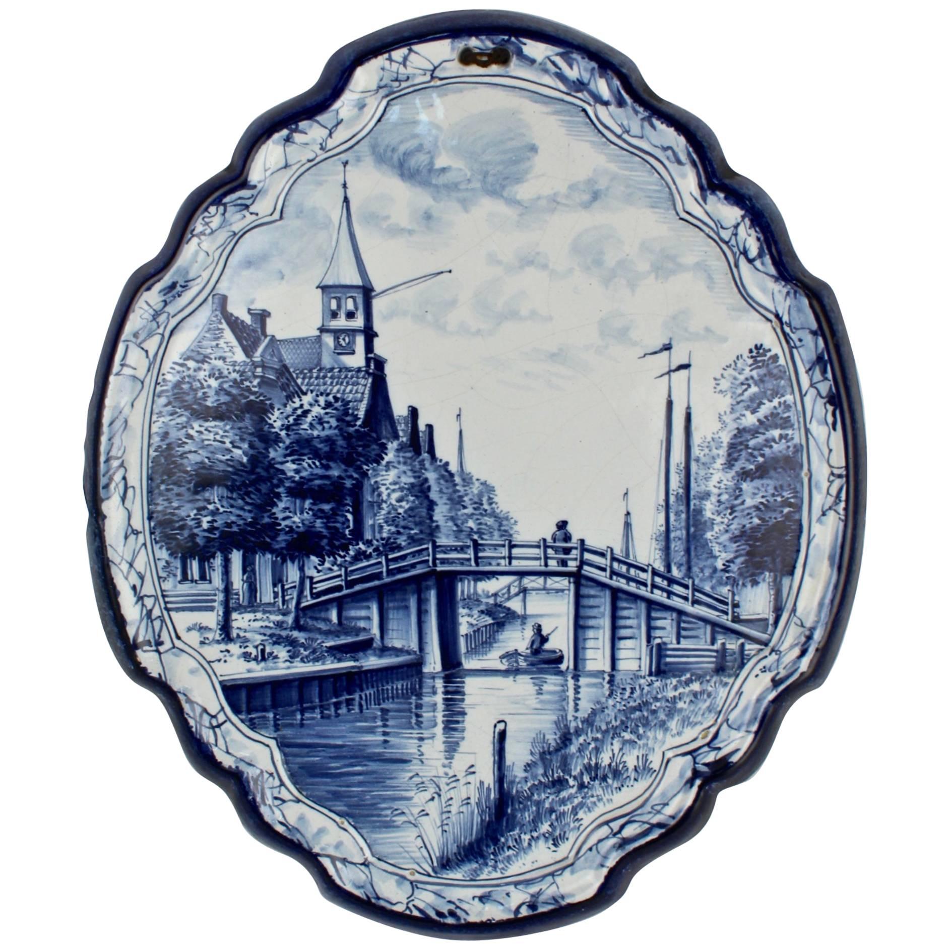 Ancienne plaque murale en poterie de Delft hollandaise bleue et blanche avec scène de canal