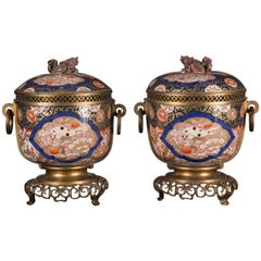 Paar japanische Imari-Vasen des 19. Jahrhunderts mit französischen Bronzebeschlägen