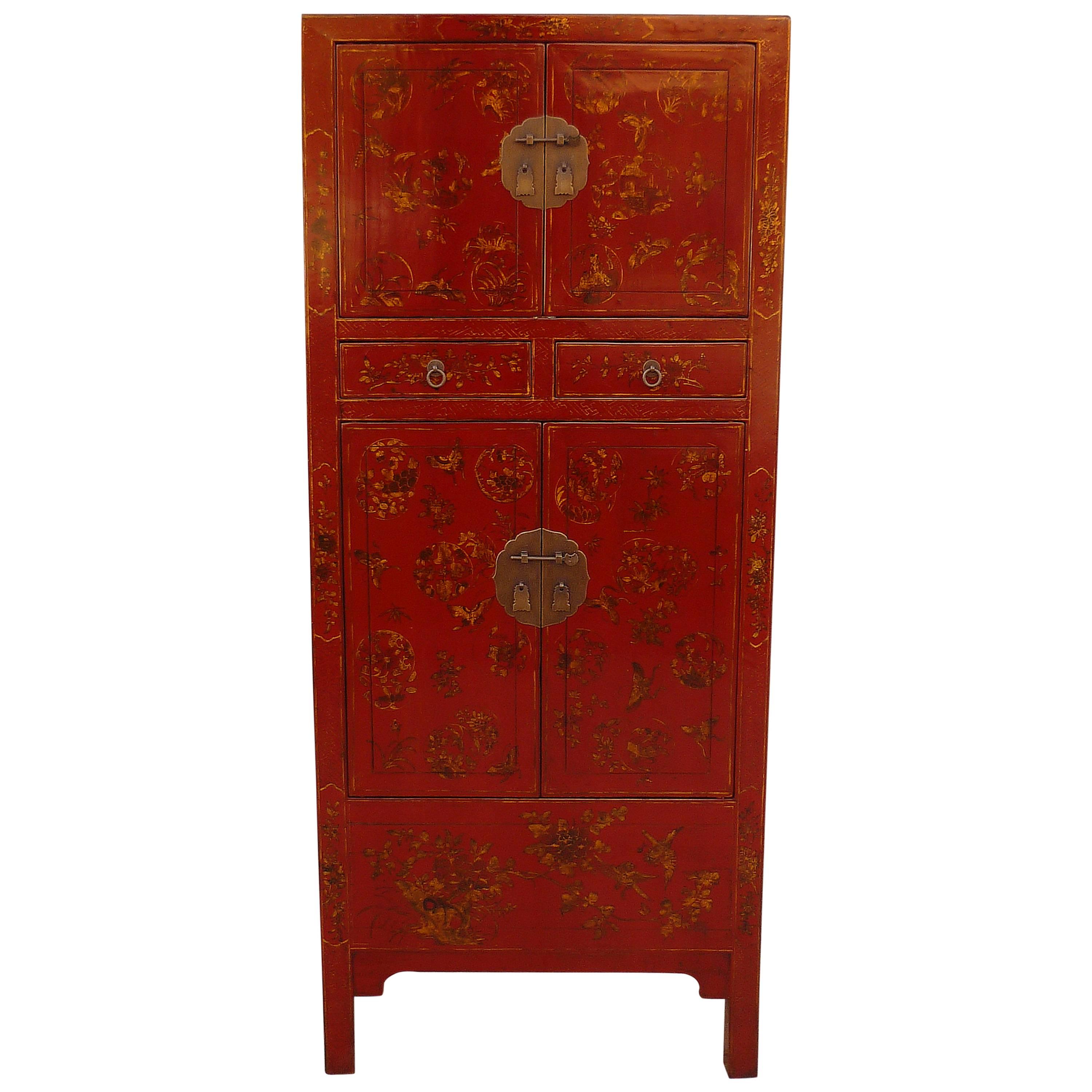 Armoire en laque rouge raffinée avec motif doré en vente