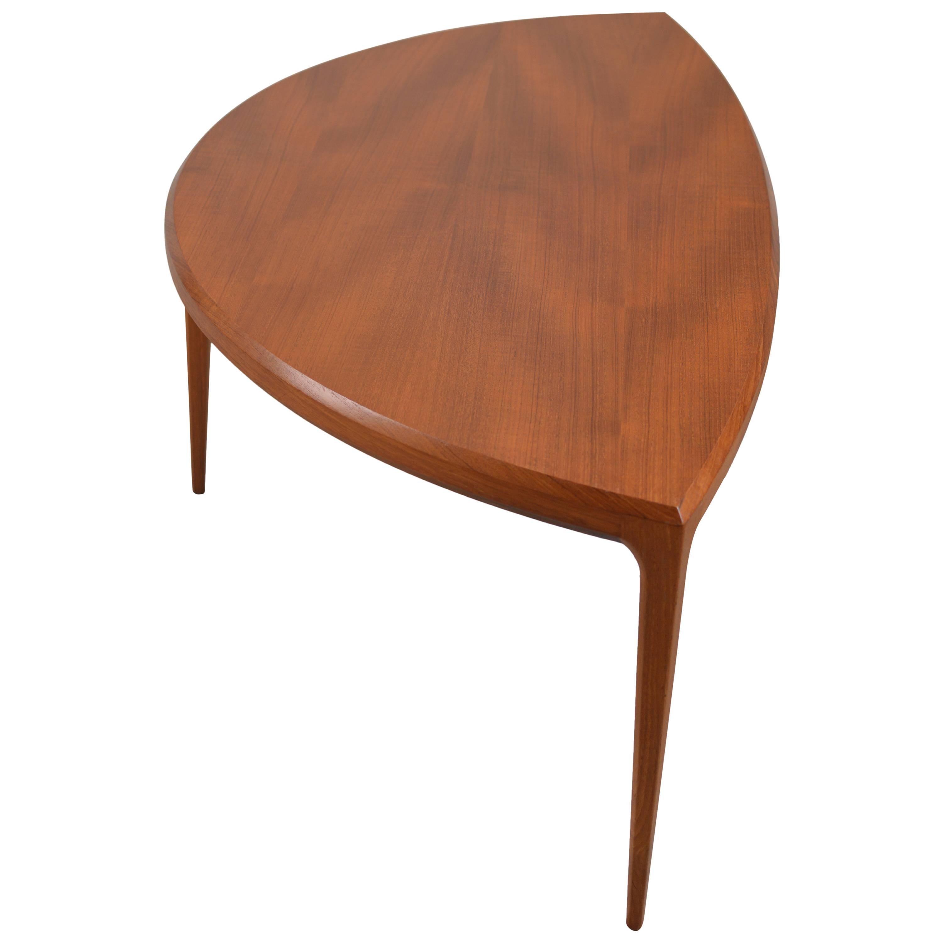 Exceptional elegant free form three-legged coffee table executed in teak by Johannes Andersen for Silkeborg with beautiful proportions. Designed in 1958.
Tables comes in wonderful refinished condition without repairs.

International shipping quotes