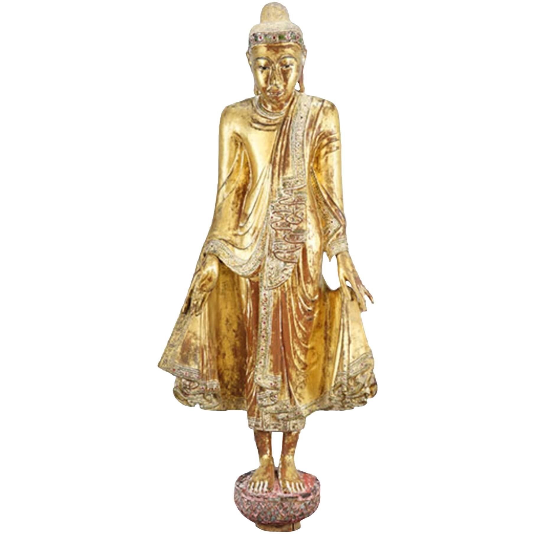 Exceptionnel bouddha monumental du 19ème siècle en bois sculpté avec finition dorée en vente