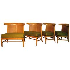 Quatre fauteuils pantoufles en noyer cannelé Tomlinson du milieu du siècle dernier:: circa 1956