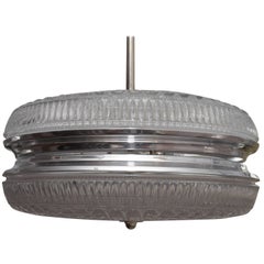 La suspension en forme de « soucoupe » avec quincaillerie en aluminium poli et nickel