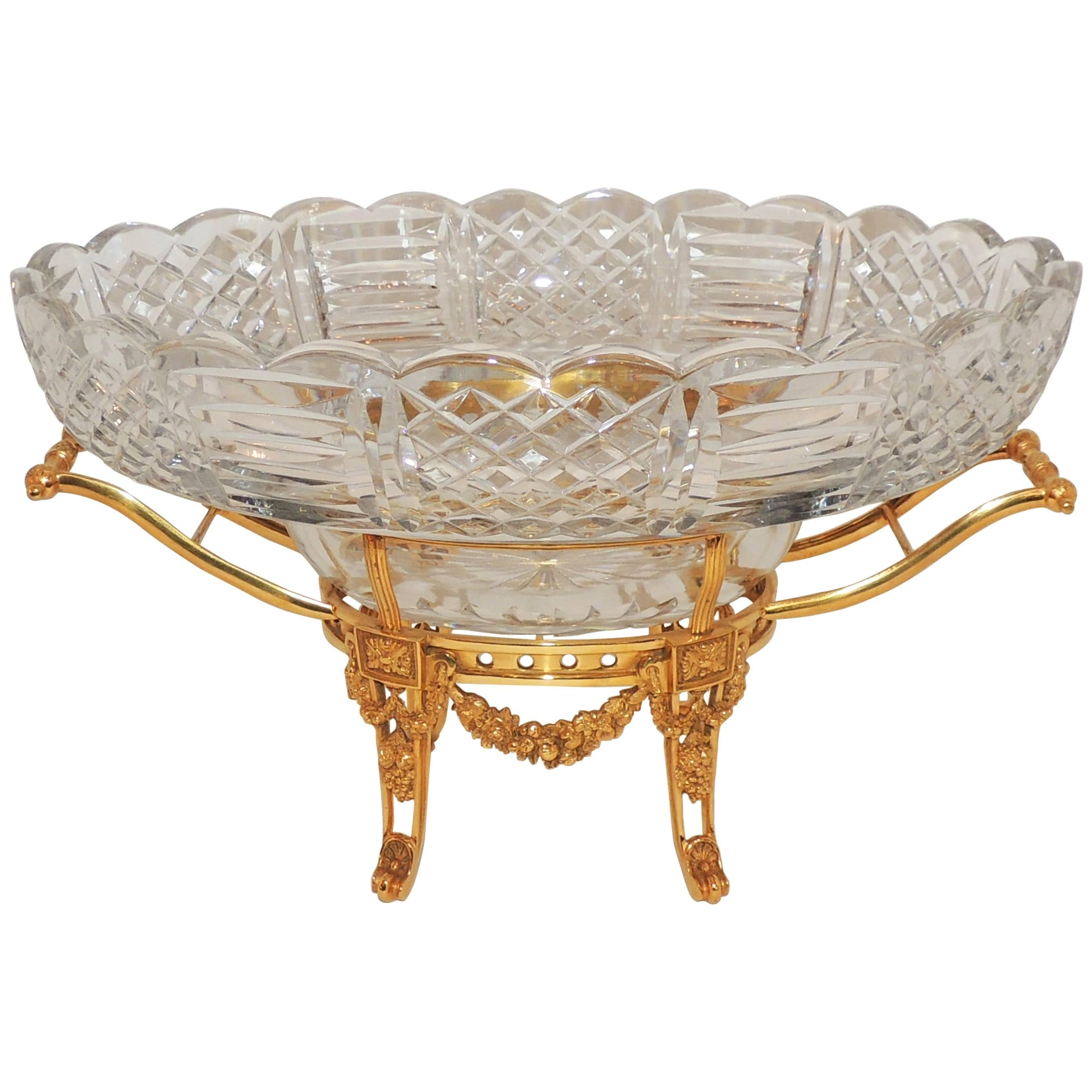 Magnifique centre de table français en bronze doré filigrane avec couronnes de guirlande et cristal taillé