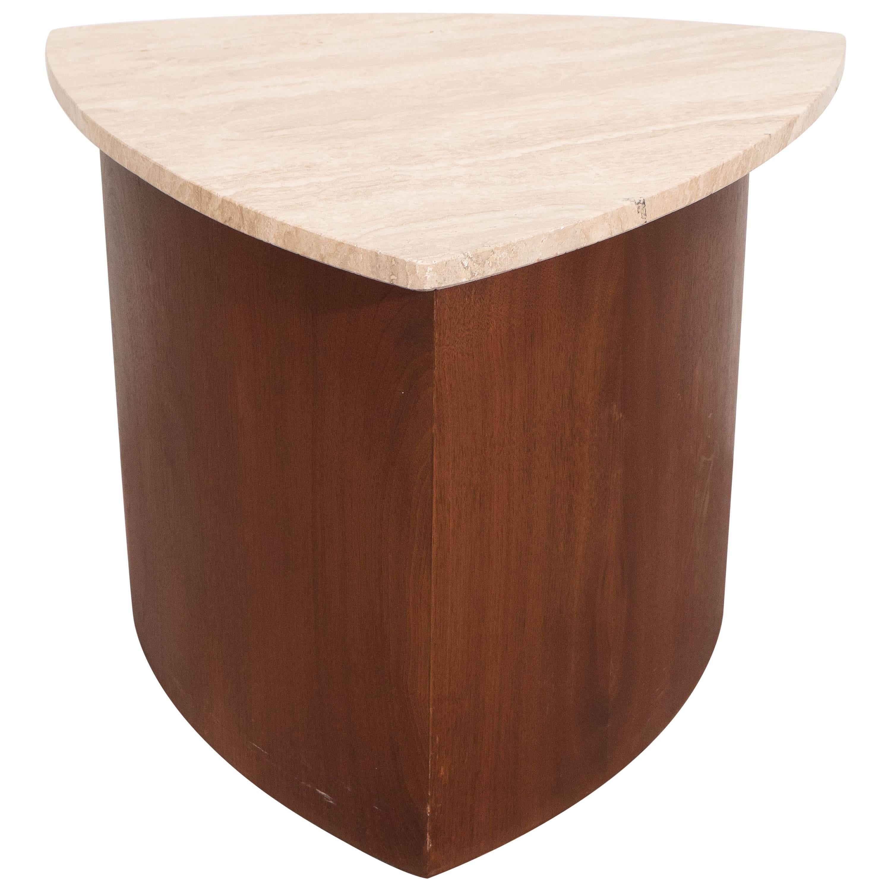 Table d'appoint Wedge en noyer avec plateau en travertin italien en vente