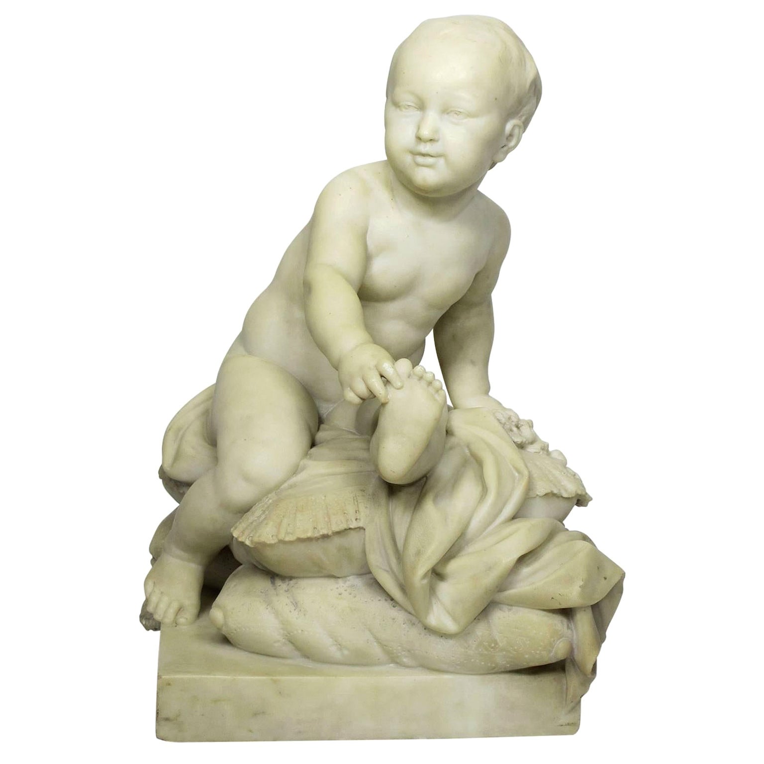Sculpture en marbre sculpté du XIXe siècle représentant un jeune garçon Prince sur un oreiller