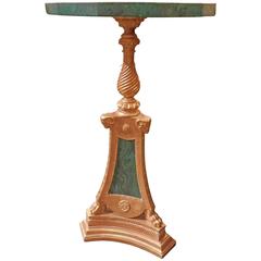 Table d'appoint française du 18ème siècle, sculptée et dorée à la feuille.  Top Malachite