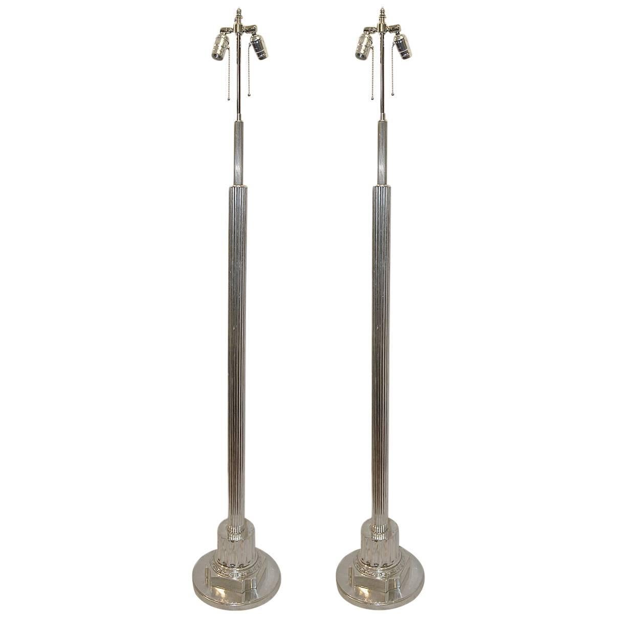 Coppia di lampade da terra neoclassiche placcate in argento in vendita