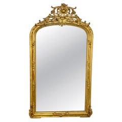 Specchio francese del XIX secolo in legno dorato con stemma decorato