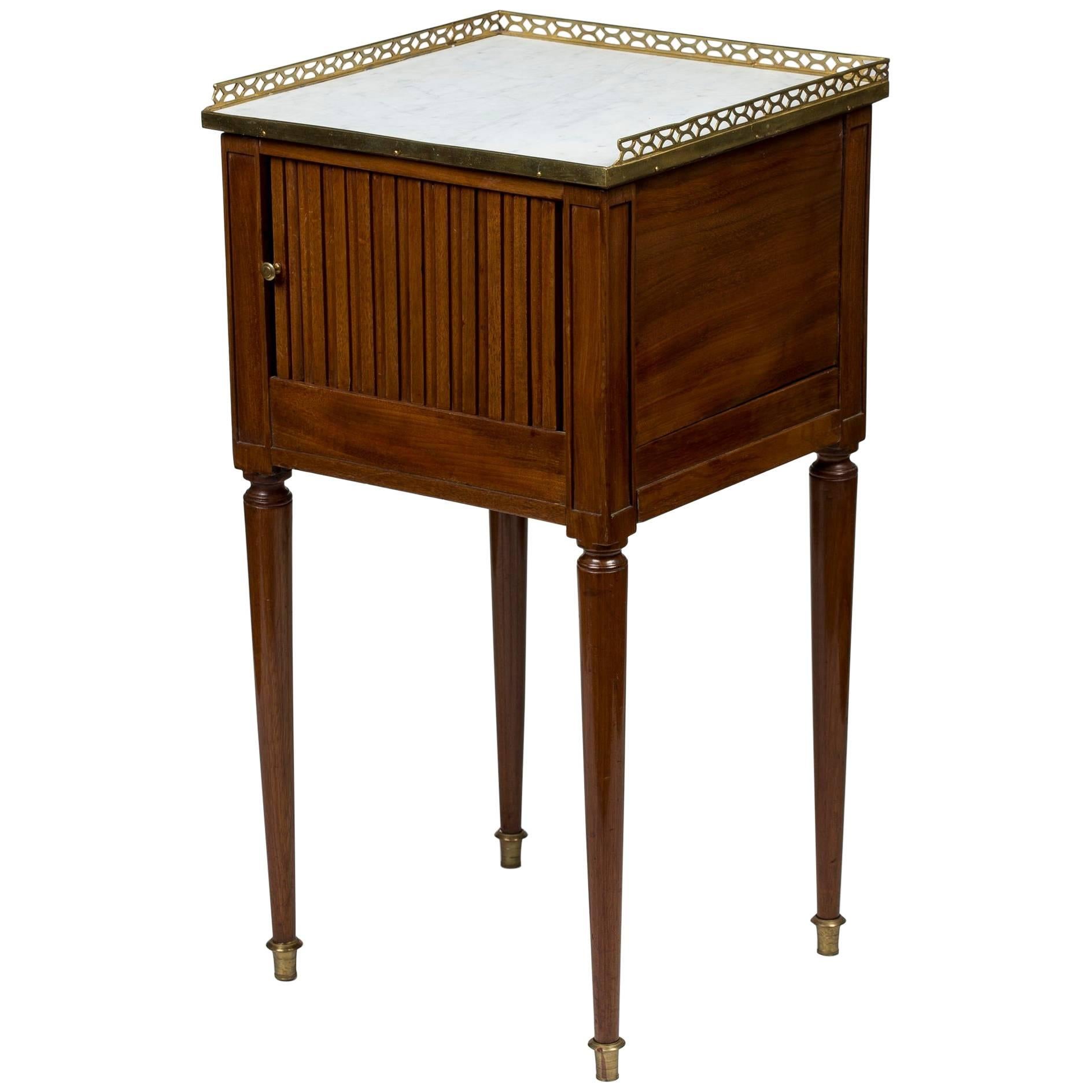 Mahagoni-Nachttisch im Stil Louis XVI. im Angebot