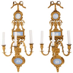 Paar Louis XVI Dor Bronze und Wedgwood Drei-Licht-Wandleuchter, E. F. Caldwell