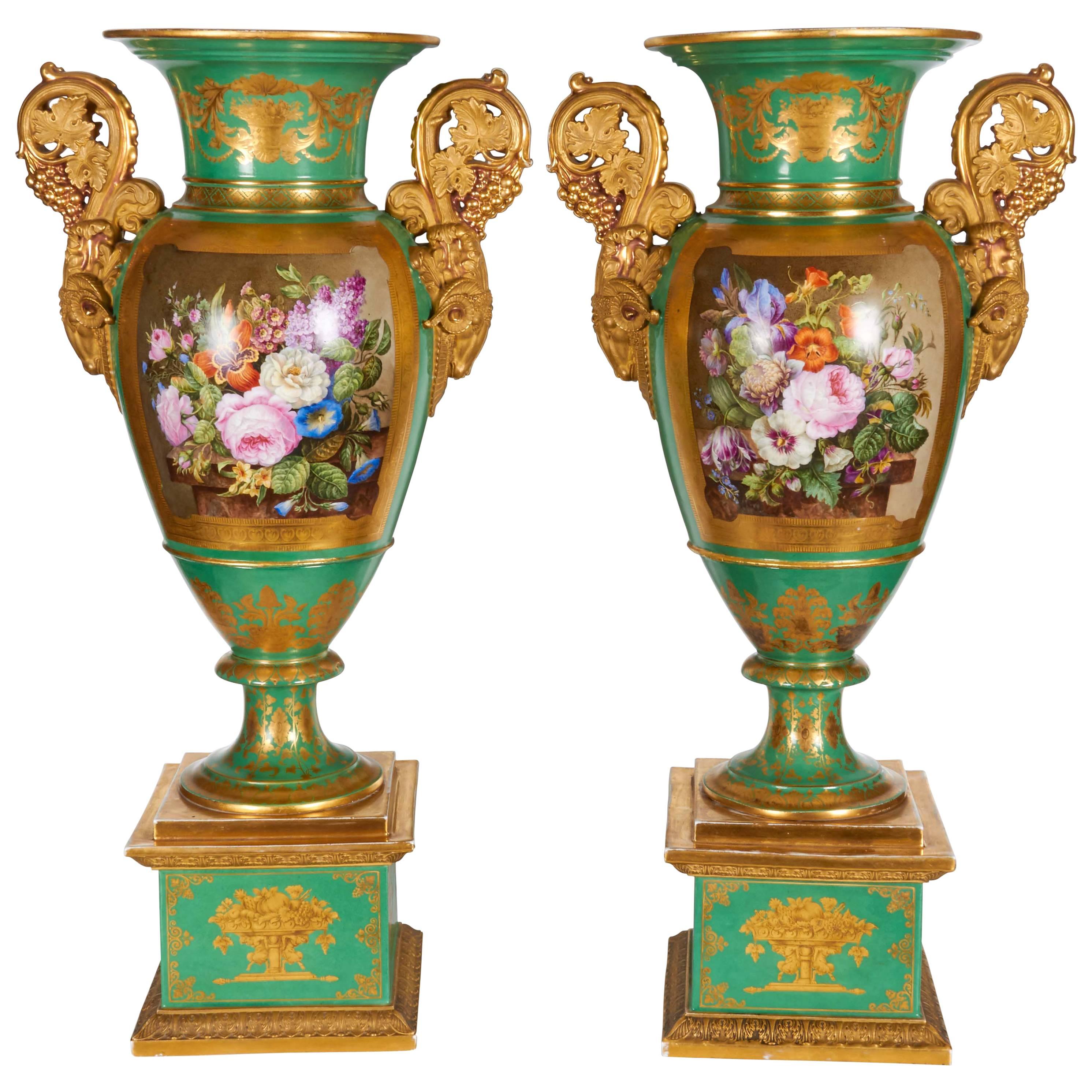 Paire monumentale de vases en porcelaine française de Paris peints de motifs botaniques avec tête de bélier