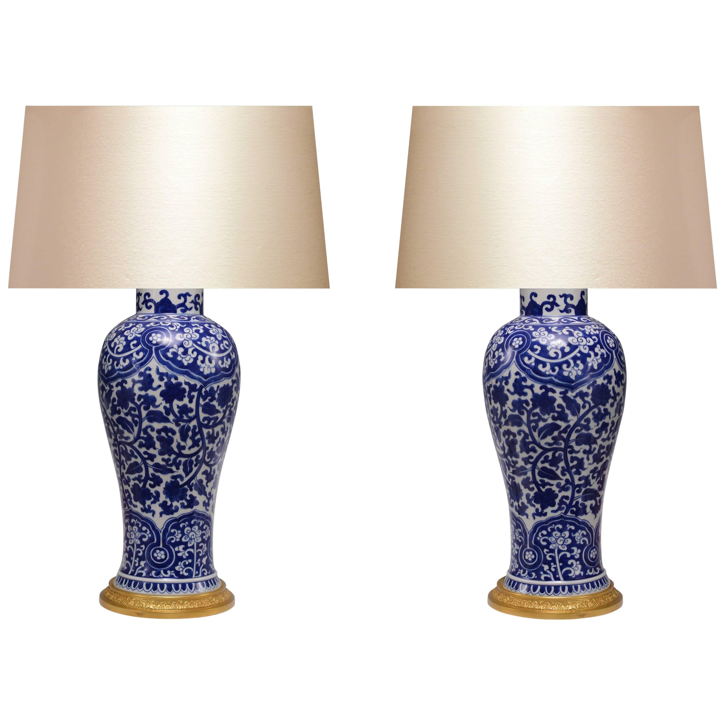 Paar blau-weiße Porzellanlampen im Angebot